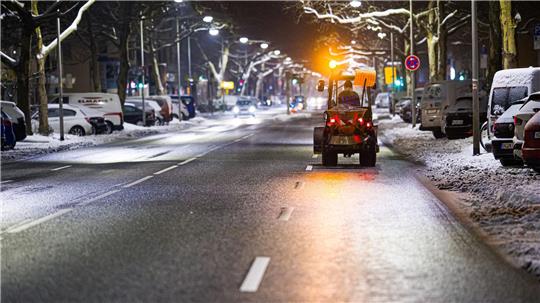 Das Winterwetter sorgt in Niedersachsen und Bremen weiter für glatte Straßen.