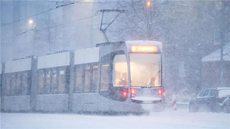 So war das Januarwetter in Niedersachsen und Bremen Das Winterwetter sorgte für Einschränkungen im Nah- und Fernverkehr. (Archivbild)