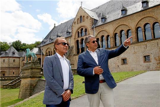 Das Wirken von Ehrenbürger und Ex-Vizekanzler Sigmar Gabriel (rechts), hier im Jahr 2020 mit dem katarischen Botschafter Mohammed Jaham Al Kuwari vor der Kaiserfpalz, fehlt im Buch „Geschichte Goslars“. Archivfoto: Epping
