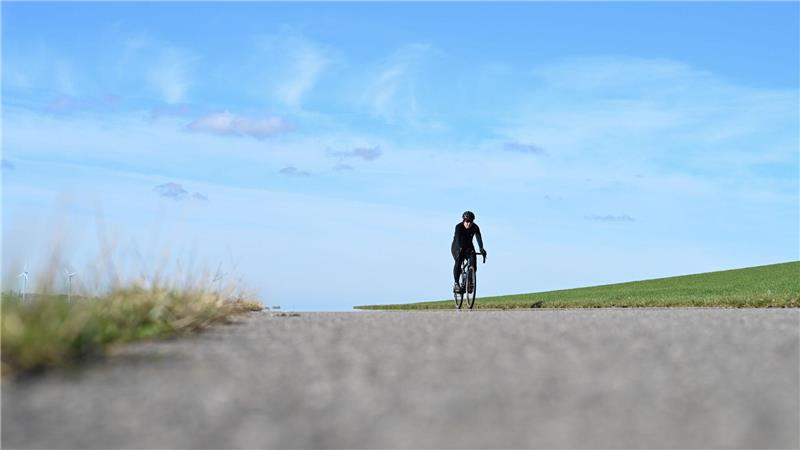 Das Wochenende startet freundlich und sonnig. (Symbolbild)