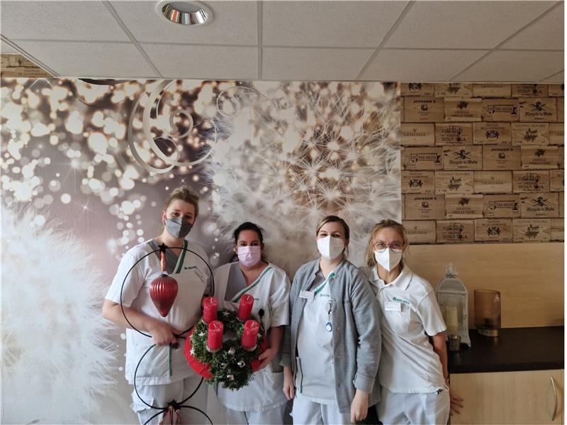 Das Wohlbefinden im Umfeld ist für Patienten wichtig: Der Verein „Leben mit Krebs“ spendete für die Station 23 (Onkologie) der Asklepios-Klinik auch Adventsschmuck. Unser Bild zeigt Charline Kunzelmann, Antje Przywara, Jessica Rohde und Stationsärztin Dr. Swetlana Dr. Bratzel. Foto: Privat