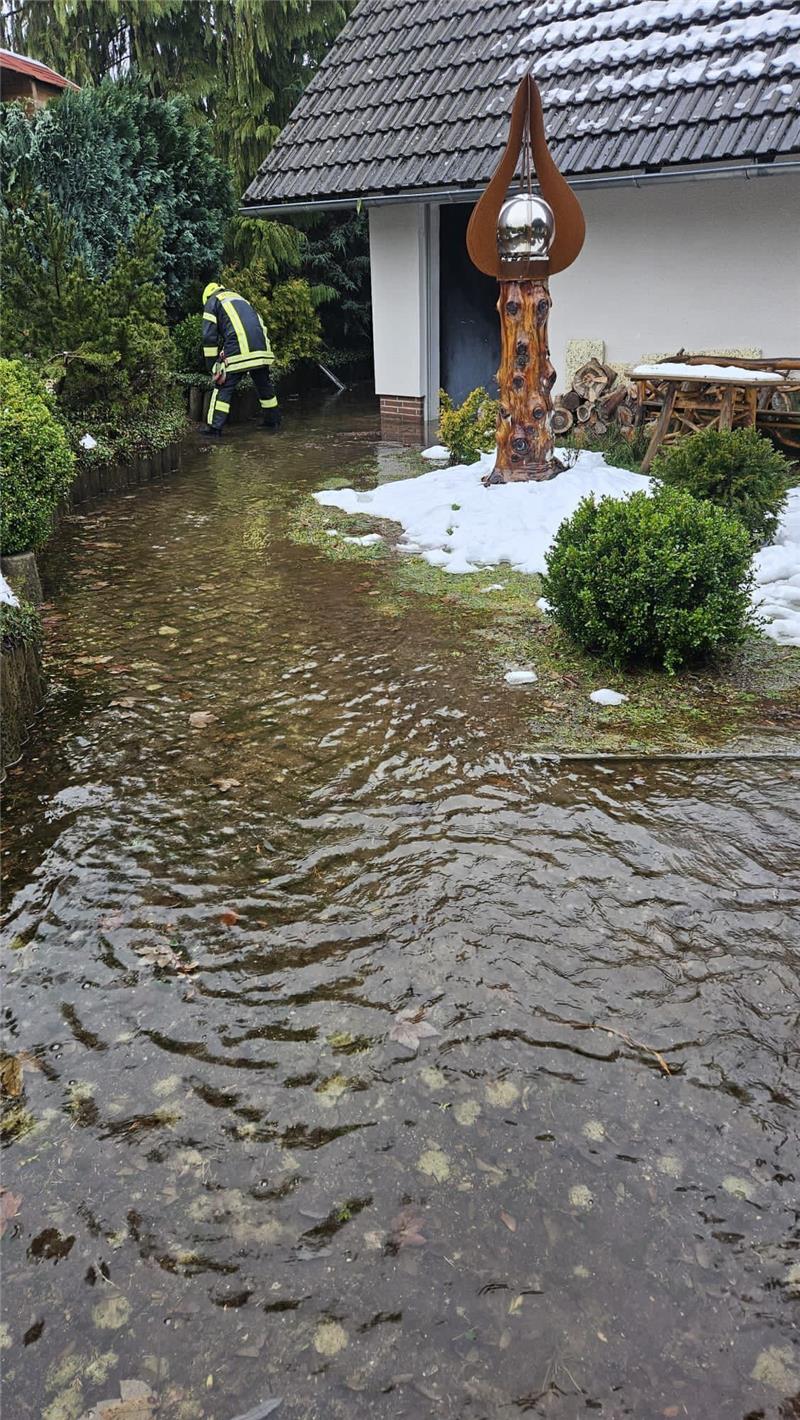 Hochwasserentlastung soll Überlaufen der Talsperren verhindern Das Wohngebiet Arnikagrund in Braunlage ist zum Teil überschwemmt. Die Feuerwehr ist im Einsatz. Foto: Feuerwehr Braunlage