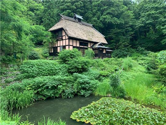 Das Wohnhaus des deutschen Architekten Karl Bengs in den Bergen der Präfektur Niigata. Es handelt sich um ein von ihm renoviertes «Kominka», ein mit alter japanischer Baukunst errichtetes jahrhundertealtes Landhaus.