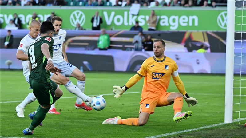 2:2 in Wolfsburg: Hoffenheim immer noch nicht gerettet Das Wolfsburger Führungstor: Mohamed Amoura bringt den Ball in die Mitte, Leo Östigaard (l) trifft ins eigene Tor.