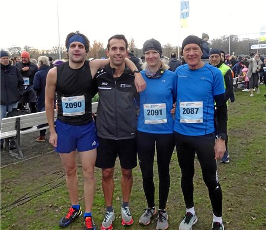 Das Wolfshäger Quartett beim Silvesterlauf am Maschsee: Alexander Fürle, Dean Sauthoff, Romina Theuerkauf und Rolf Nolte (v.l.). Foto: Privat