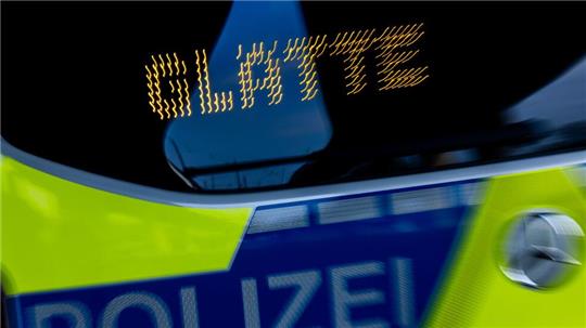 Das Wort „Glätte“ steht auf der LED-Anzeige eines Polizeifahrzeugs.