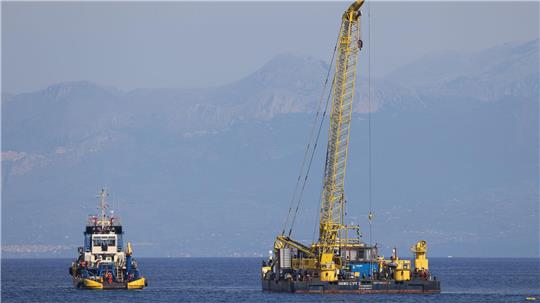 Das Wrack der „Bayesian“ liegt tief auf dem Meeresboden - die Bergung gilt als technisch aufwendig. (Archivbild)