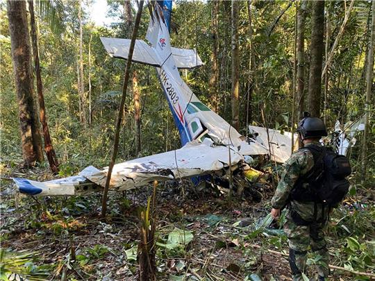 Das Wrack der abgestürzten Cessna C206 im Regenwald im kolumbianischen Bundesstaat Caqueta.