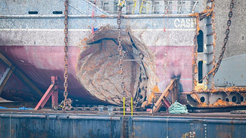 Gesunkener Frachter „Verity“ vom Meeresgrund geborgen Das Wrack der gesunkenen „Verity“ ist vom Meeresgrund geholt worden. Am Heckteil ist deutlich erkennbar, wo das Schiff gerammt wurde. Durch das Loch in der Bordwand drang Wasser ein, der Frachter sank.
