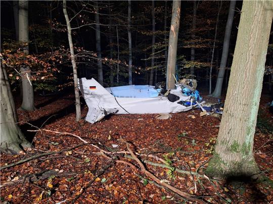 Das Wrack des Kleinflugzeugs. Ein Mensch starb bei dem Absturz in der Nähe von Hünxe in NRW.