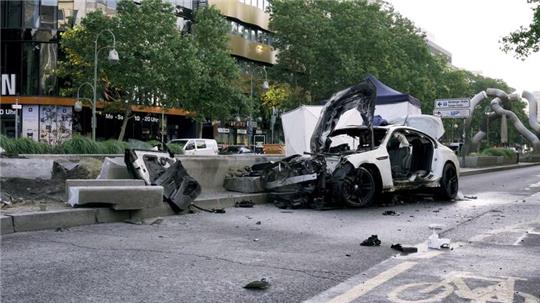 Das Wrack eines Autos steht nach einem Unfall auf der Tauentzienstraße.