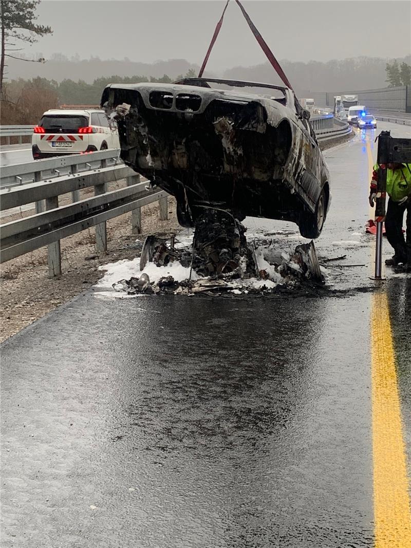 A7: Auto brennt aus – Fahrbahn bis in die Nacht gesperrt Das Wrack musste abgeschleppt werden. Foto: Feuerwehr Holle