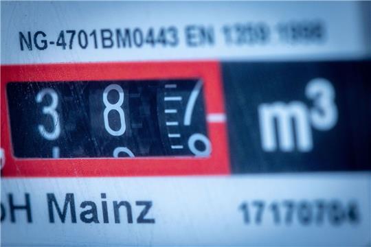Das Zählwerk an einem Gastzähler zeigt den Verbrauch von Gas in einem Privathaushalt an.
