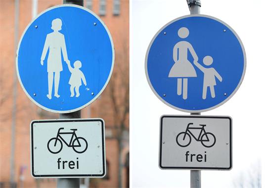 Zwei blaue Verkehrsschilder mit weißer Piktogramm-Darstellung einer Frau mit Kind und jeweils einem weißen Zusatzschild mit schwarzem Fahrradsymbol und dem Wort 'frei'