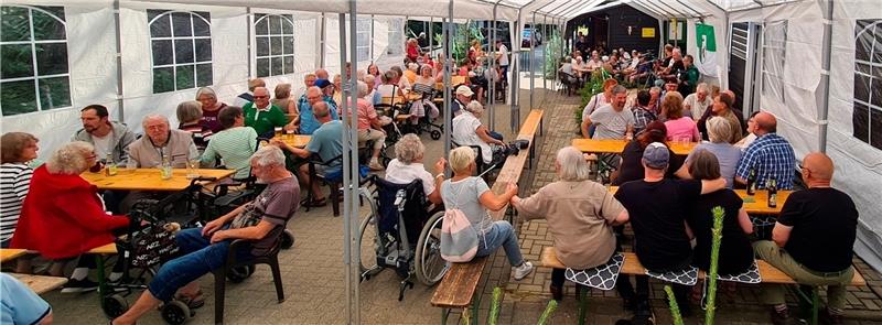 Barkamtfete: Hunderte Altenauer feiern bis tief in die Nacht Das Zelt am Vereinsheim ist zur Barkamtfete gut gefüllt – besonders das Lied „Oh, du mein Altenau“ lädt zum Schunkeln und Mitsingen ein.
