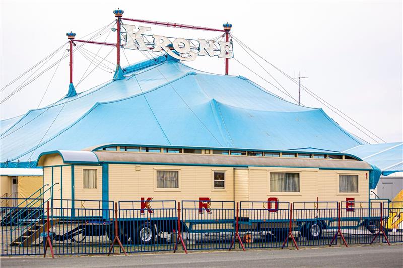 Das Zelt vom Circus Krone steht auf dem Schützenplatz.