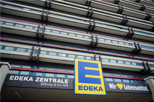 Das Zentrallager der Handelskette Edeka Minden-Hannover im niedersächsischen Lauenau (Landkreis Schaumburg) wird bestreikt. Foto: picture alliance/dpa | Gregor Fischer