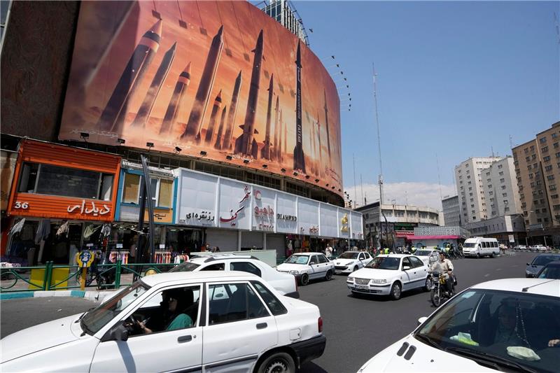 Israel plante offenbar größeren Angriff gegen Iran Das Zentrum der iranischen Hauptstadt Teheran mit einem anti-israelischen Transparent.