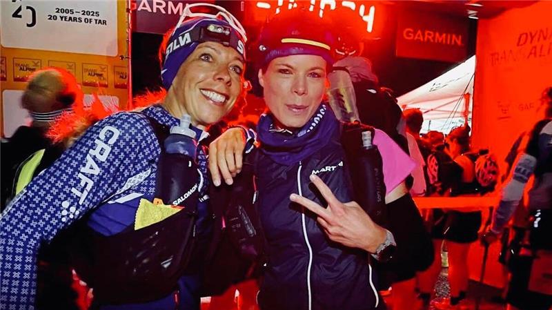 Das Ziel lautet eigentlich durchkommen, am Ende aber springt Platz drei heraus. Die Astfelderin Jessica Koch (r.) und ihre Freundin Simone Schwarz belegen beim Transalpine Run in der Teamwertung Rang drei. Foto: Privat