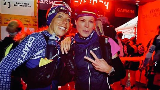 Das Ziel lautet eigentlich durchkommen, am Ende aber springt Platz drei heraus. Die Astfelderin Jessica Koch (r.) und ihre Freundin Simone Schwarz belegen beim Transalpine Run in der Teamwertung Rang drei. Foto: Privat