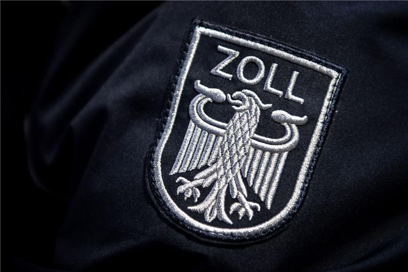 Das Zoll Abzeichen auf der Uniform eines Beamten.