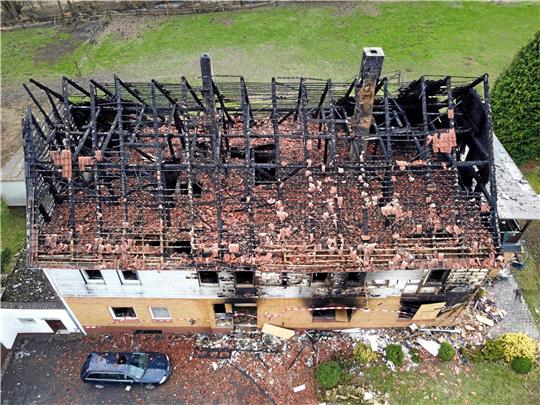 Das Zweifamilienhaus ist nach dem Großbrand völlig zerstört und kann nicht mehr bewohnt werden. Jetzt soll es einen Interessenten geben, der Haus und Grundstück übernehmen will. Foto: Feuerwehr Seesen
