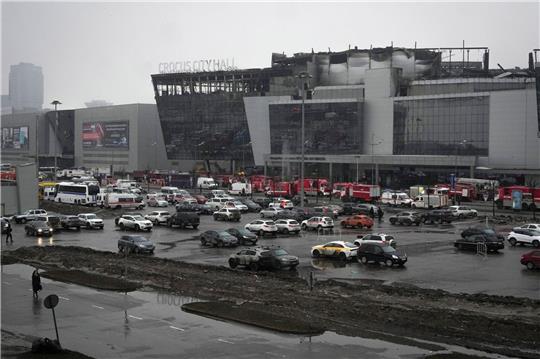 Das abgebrannte Veranstaltungszentrum Crocus City Hall nach einem Anschlag am westlichen Rand von Moskau.