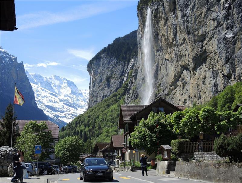 Handy-Touristen: Schweizer Bergdorf erwägt Eintrittsgebühr Das als Fotomotiv beliebte Wahrzeichen von Lauterbrunnen: der Wasserfall Staubbachfall.