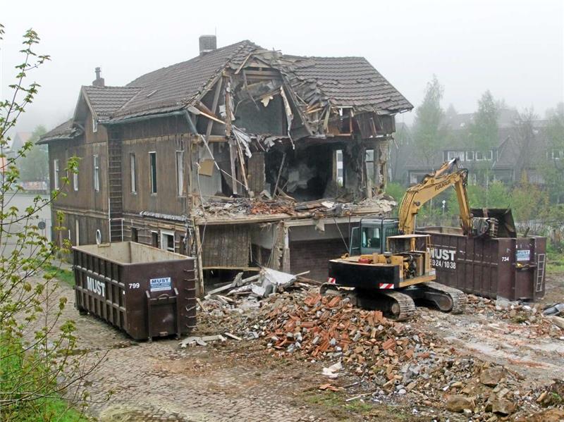 Das alte Bahnhofsgebäude wird derzeit abgerissen.  Foto: Eggers
