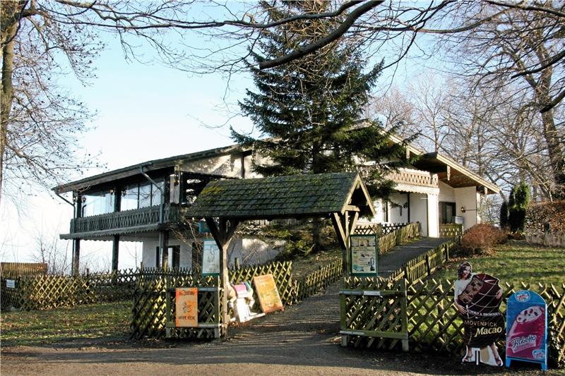 Auf dem Burgberg wird eine Ruine ausgegraben Das alte Burgberg-Restaurant, das im Jahr 2011 abgerissen wurde. Links unten ist das Kellergeschoss zu erkennen.