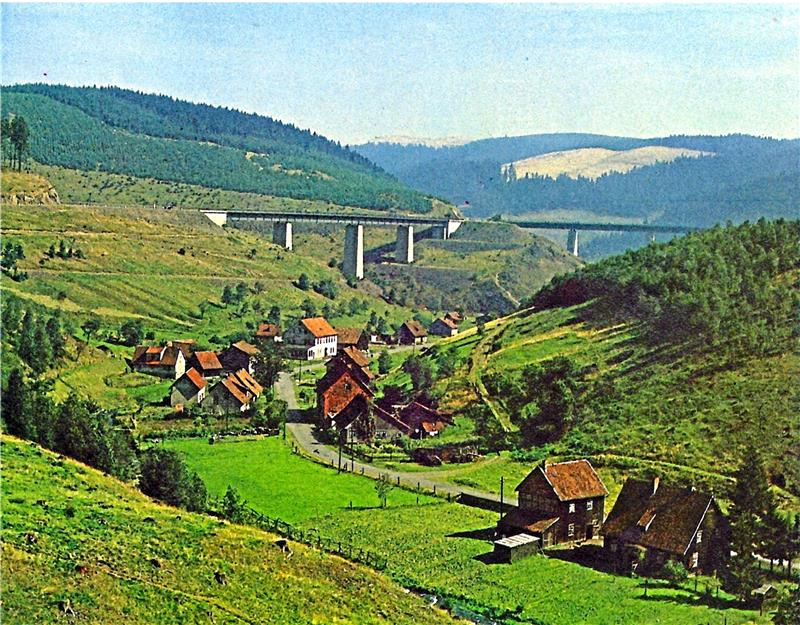 Das alte Dorf Schulenberg, bevor das Tal geflutet wurde. Die Ruinen und Grundmauern der höher gelegenen Gebäude tauchen seit gut vier Wochen nach und nach auf.