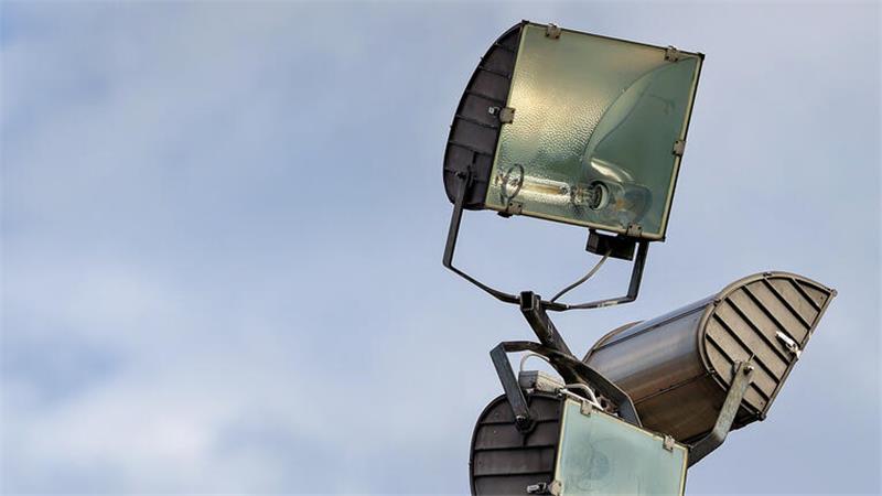 Das alte Flutlicht im Radaustadion. In der oberen Lampe ist das eingeschraubte Leuchtmittel gut zu erkennen.