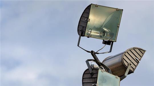 Das alte Flutlicht im Radaustadion. In der oberen Lampe ist das eingeschraubte Leuchtmittel gut zu erkennen.