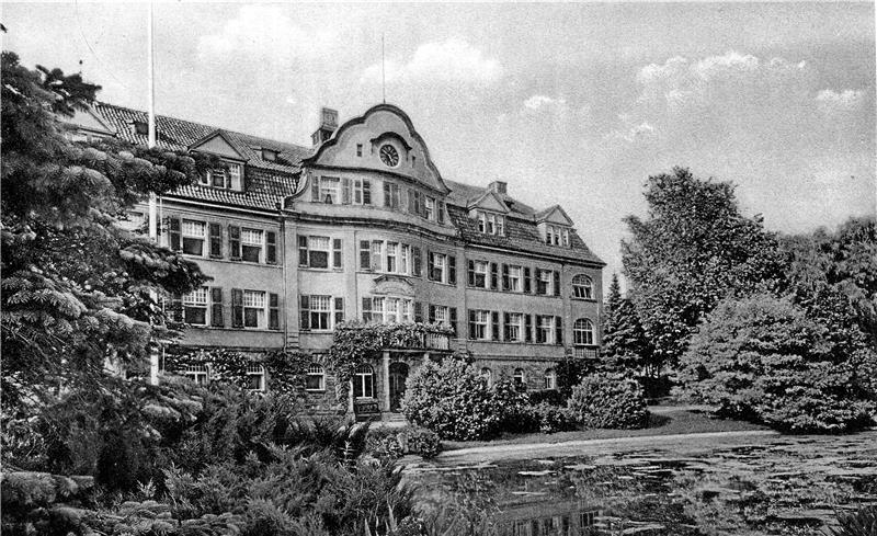 Das alte Foto stammt aus dem Jahr 1915, aber verändert hat sich das Fritz-König-Stift seither nicht. Da Junicke die Büsche vor dem Haus hat beseitigen lassen, ist die Ansicht sogar wieder exakt so, wie vor einhundert Jahren.Fotos: Archiv Plaster/Schlegel