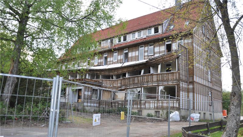 Neues Personal und markante Bauvorhaben in Hahnenklee Das alte Hotel muss weg: Der „Waldgarten“ wird über den Fuckelweg entsorgt.