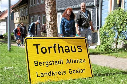 Das alte Ortsschild vor dem Grundstück der Taubes ist ein Hingucker – es ist ersteigert und nicht geklaut worden.  Fotos: Knoke