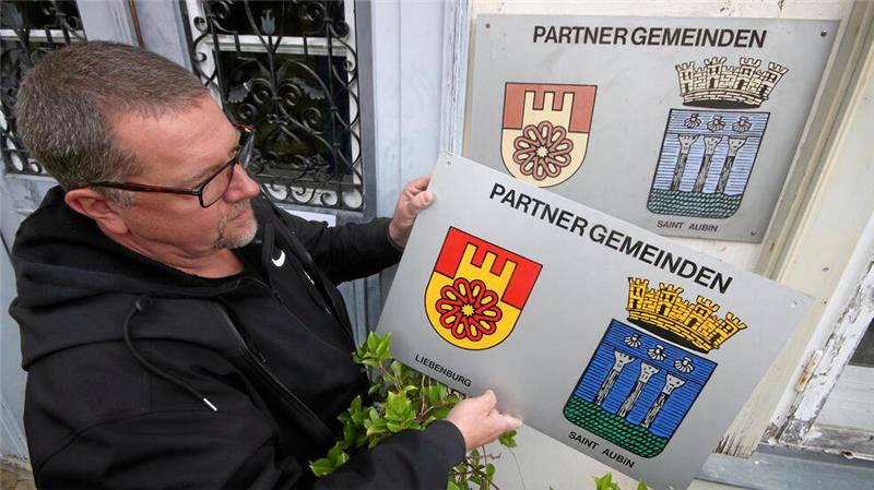 Das alte Schild am Rathaus ist in die Jahre gekommen – den Ersatz präsentiert Bürgermeister Alf Hesse bereits.