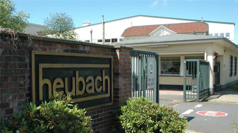 Nach der Übernahme: Heubach heißt jetzt Sudarshan Das alte Schild hängt noch: Das Traditionsunternehmen Heubach in Langelsheim heißt fortan Sudarshan.