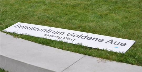 Das alte Schild liegt am Boden, ins neue Schulzentrum kommen die Partymacher nicht rein.