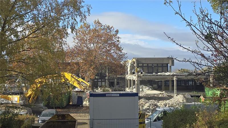 Flug mit der Drohne über die Abriss-Baustelle Das alte Schulzentrum Goldene Aue wird derzeit abgerissen.