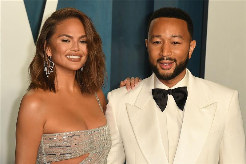 Chrissy Teigen berichtet von Urlaub als sechsköpfige Familie Das amerikanische Model Chrissy Teigen (l) und ihr Ehemann John Legend bei der 94. Oscar-Verleihung.