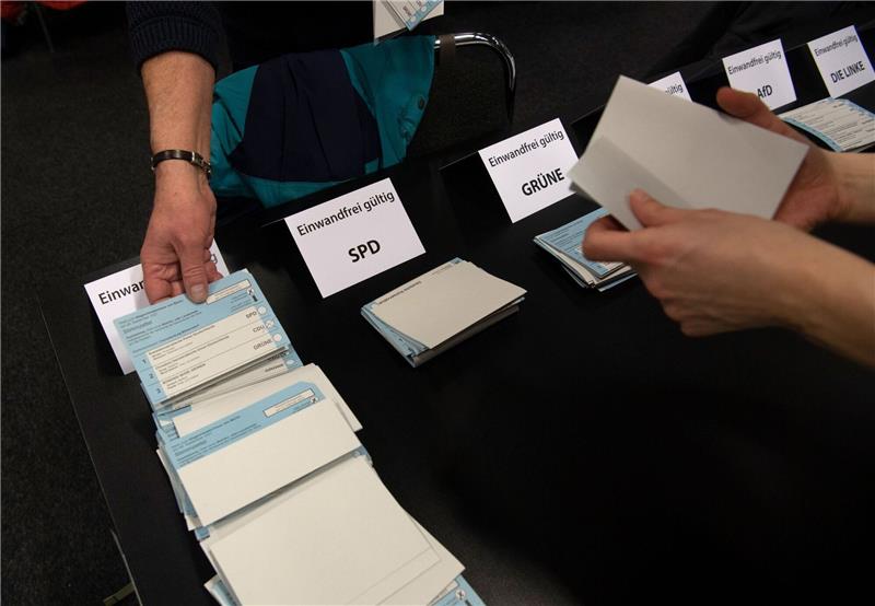 Das amtliche Endergebnis der Berlin-Wahl steht: Die CDU gewinnt klar, die SPD liegt nur noch 53 Stimmen vor den Grünen.