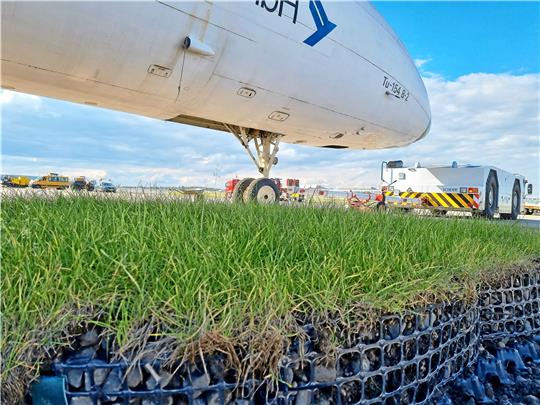 Das an der Technischen Universität Clausthal entwickelte Geosystem – ein spezieller und robuster Untergrund für Landebahnen – wird auf dem Airport Stuttgart mit einer Tupolev Tu-154 erfolgreich getestet. Fotos: Martin/ TU Clausthal