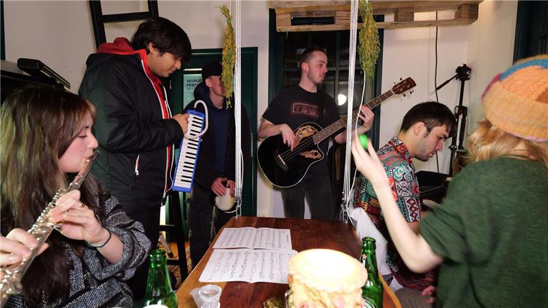 Leben in „Deutschlands kleinstem Studentenwohnheim“ Das an vier Flaschenzügen aufgehängte Holzbrett dient als Tisch, der nach oben gezogen wird, wenn Jeremies ihn nicht braucht.