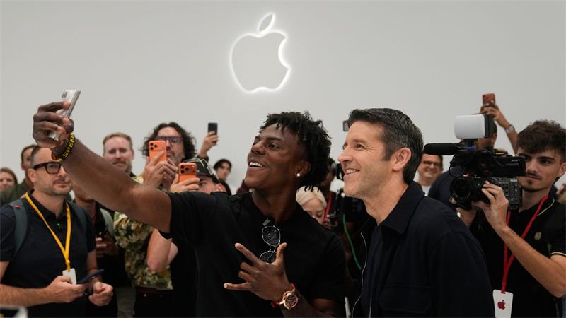 Neuer Apple-Chef setzt Akzente mit erstem Falt-iPhone und KI Das aufklappbare iPhone ist die erste große Wette des Konzerns unter dem neuen Chef John Ternus (rechts im Bild).