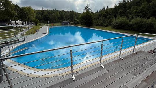 Das Foto zeigt ein großes Schwimmerbecken.