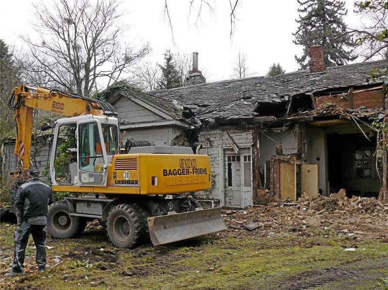 Das baufällige Gebäude auf dem Friedhof Hildesheimer Straße wurde abgerissen.  Foto: Privat