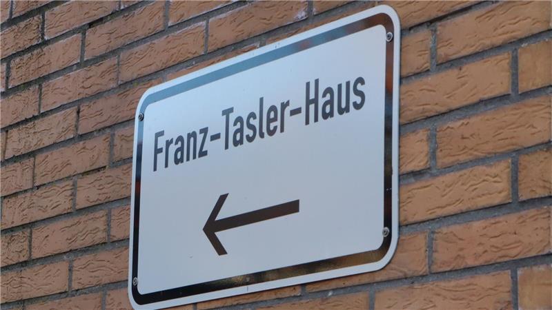 Hinweisschild auf Dorfgemeinschaftshaus. 