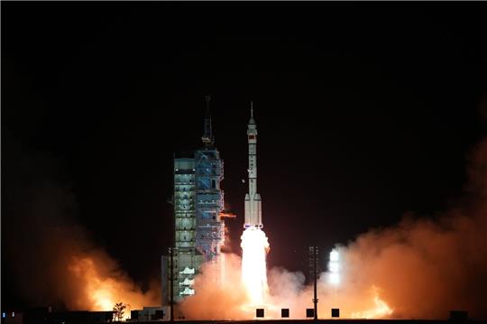 Das bemannte Raumschiff «Shenzhou 15» auf der Trägerrakete «Langer Marsch 2F» hebt ab. China verfolgt noch weitere ehrgeizige Ziele im All.