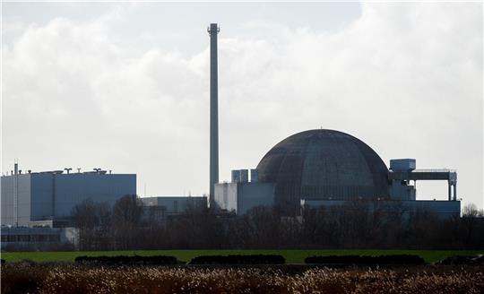 Das bereits stillgelegte und seit 2018 im Rückbau befindliche Kernkraftwerk Unterweser steht nahe der Ortschaft Kleinensiel an der Weser.